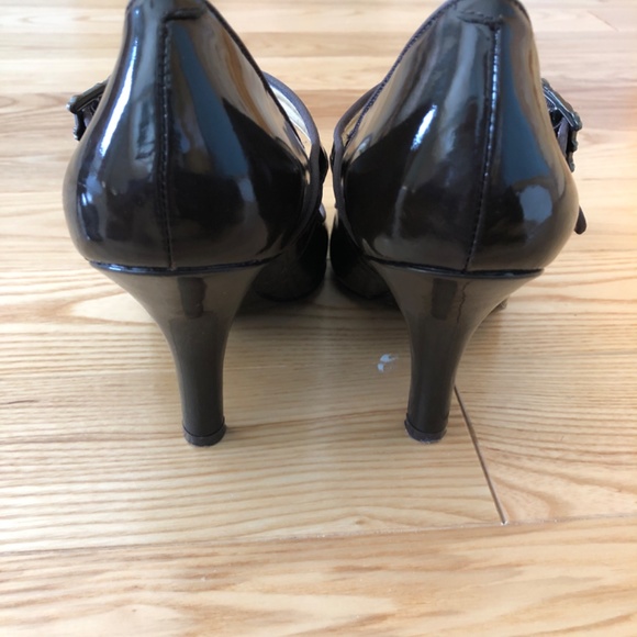 7.5 BCBG Pumps -like new - Picture 3 of 5